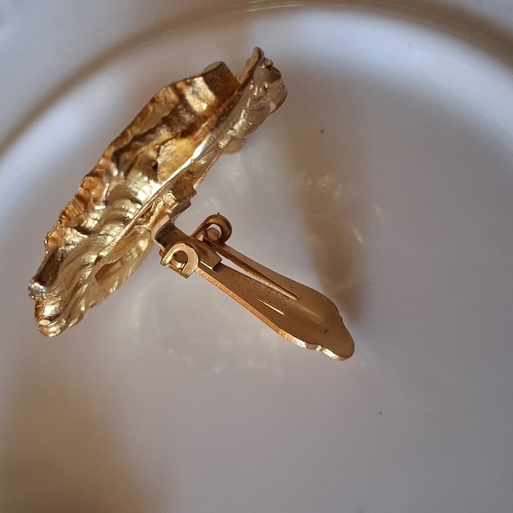 Vintage Clip-on Gold-Tone Earrings with Emerald Green - Picture 5 of 13